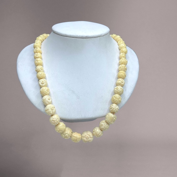 Vintage Carved Horn Necklace - Picture 3 of 13